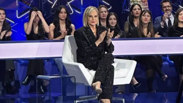 Quanto costa il tailleur che Simona Ventura ha indossato nella prima puntata dell’Isola dei Famosi