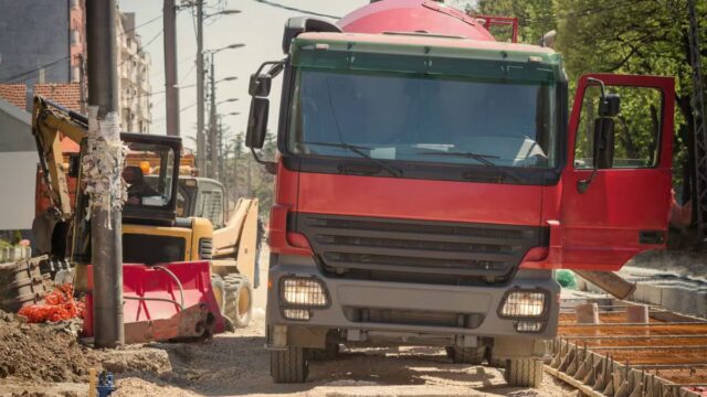 Muore travolto da un camion, la dinamica è tragica: dove e cosa è successo