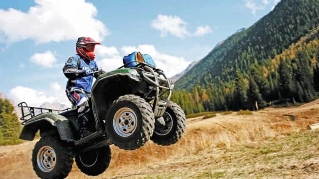 Si ribalta col quad insieme al figlio, finisce in tragedia: dove e cosa è successo
