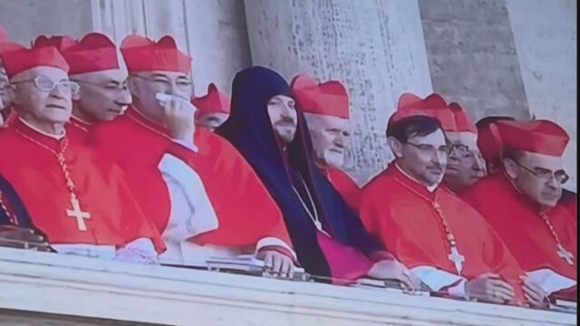 “Lo hanno visto tutti” Elezione papa Leone XIV, chi è l’uomo in nero sulla balconata insieme agli altri cardinali