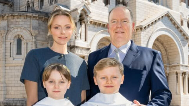 Alberto e Charlene di Monaco celebrano la prima comunione dei figli, ma tutti notano un dettaglio nella foto ufficiale