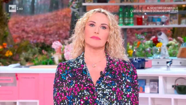 “Devo dirvi che vado via”. È sempre mezzogiorno, l’addio dopo anni e lo studio si commuove. L’annuncio in diretta