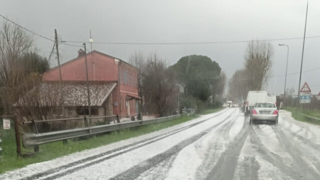 Violenta grandinata colpisce la provincia italiana, la situazione è seria: dove e cosa è successo