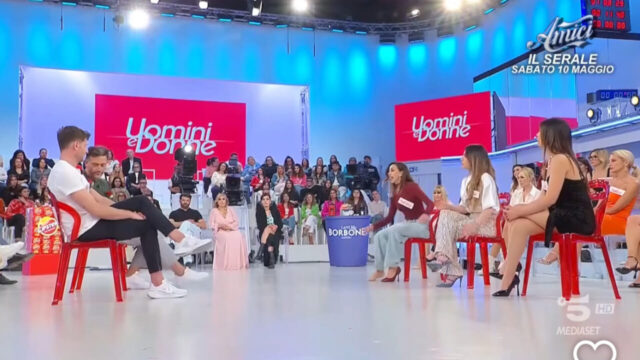 “Sei un pagliaccio” Caos a Uomini e Donne, tensione alle stelle tra i due protagonisti, volano scarpe in studio 