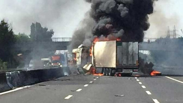 Spaventoso incidente in autostrada, fiamme in strada e traffico in tilt: dove e cosa è successo