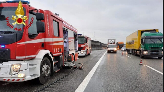 Drammatico incidente in autostrada tra tre camion, traffico in tilt: dove e cosa è successo 