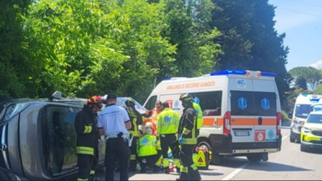 Drammatico incidente lungo la tangenziale, il conducente si ribalta e rimane intrappolato: il bilancio è drammatico. Dove e cos’è successo