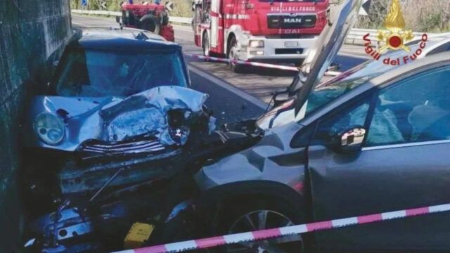 “Chiusa la strada” Incidente mortale sulla statale: una donna perde la vita, ci sono numerosi feriti. Dove e cos’è successo