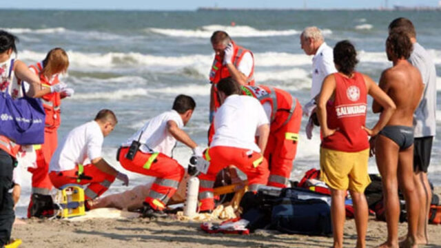 Tragedia in spiaggia, muore in presenza degli amici: dove e cosa è successo 