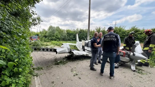 Paura e atterraggio di emergenza in piena strada per un aereo Piper. A bordo anche tre studenti, cos’è successo