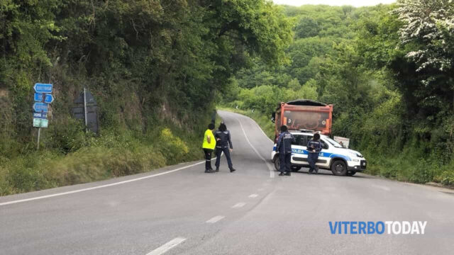 Bus di studenti in gita si scontra contro un carico di medicinali. Strada chiusa e viabilità in tilt, quali sono state le conseguenze