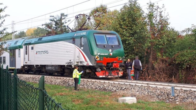 Tragedia sui binari, uomo travolto da treno, inutili i soccorsi, traffico in tilt: dove e cosa è successo 
