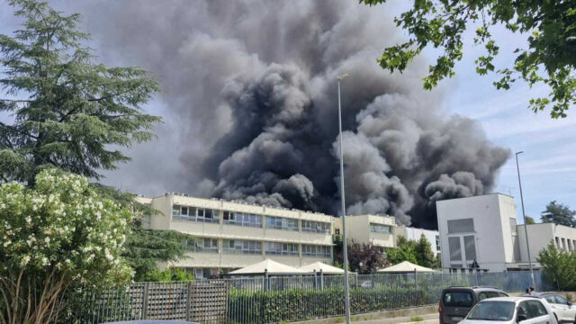 Pauroso incendio devasta l’università, all’interno studenti e professori. Cosa sta succedendo