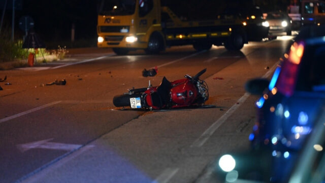 Pauroso incidente in moto, l’impatto con il furgone non gli ha lasciato scampo: erano una coppia di fidanzati