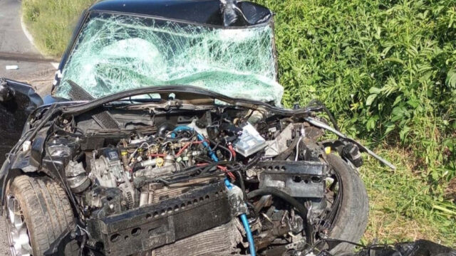 Spaventoso incidente tra auto e bus di pendolari, il bilancio è tragico: dove e cosa è successo