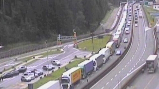 Drammatico incidente in autostrada: ambulanza si schianta contro un tir, il bilancio è drammatico