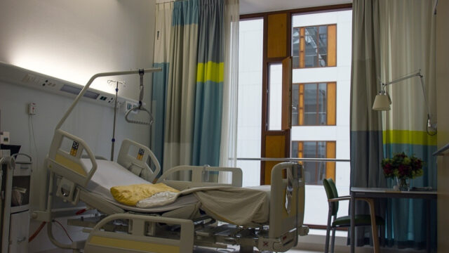 Uccide la moglie ricoverata in ospedale e poi il drammatico gesto. Sono tutti sotto shock, dove e cos’è successo