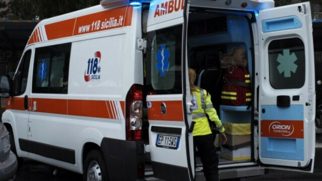 Mamma e figlia neonata giù dal balcone di casa: la situazione è disperata. Dove e cos’è successo
