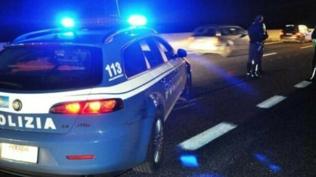 Drammatico incidente in autostrada, si schiantano contro un furgone. Il bilancio è straziante per un’intera famiglia