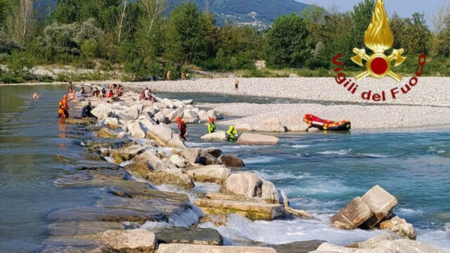 “Stava nuotando con i fratellini” Dramma davanti agli occhi dei genitori, per la bimba non c’è stato nulla da fare