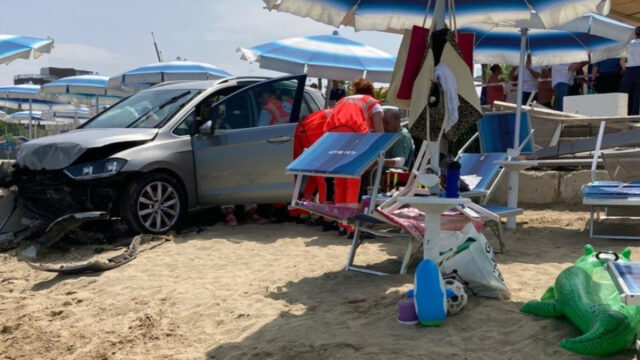Panico al mare, auto piomba in spiaggia e travolge i bagnanti: dove e cosa è successo 