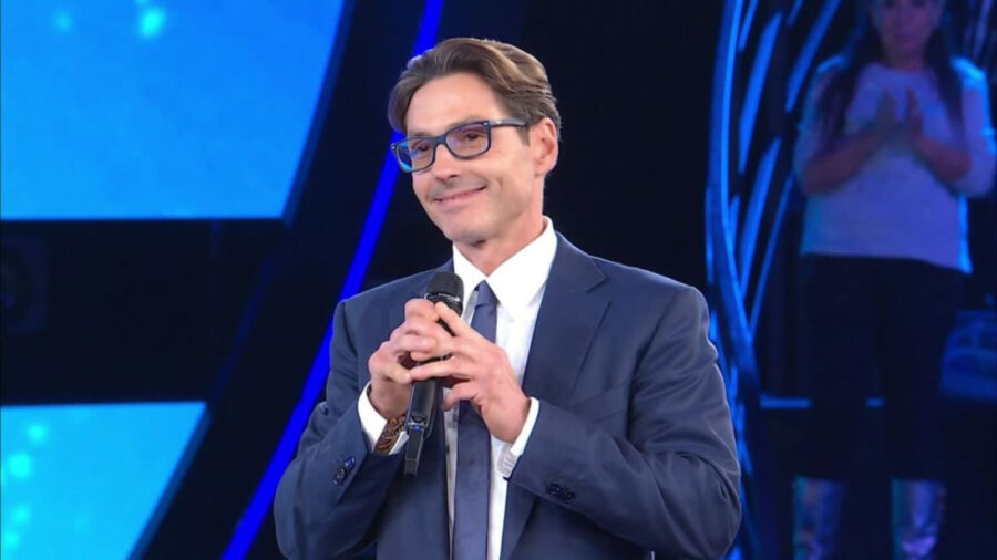 “Vuole a Mediaset il conduttore Rai” Pier Silvio punta al colpaccio