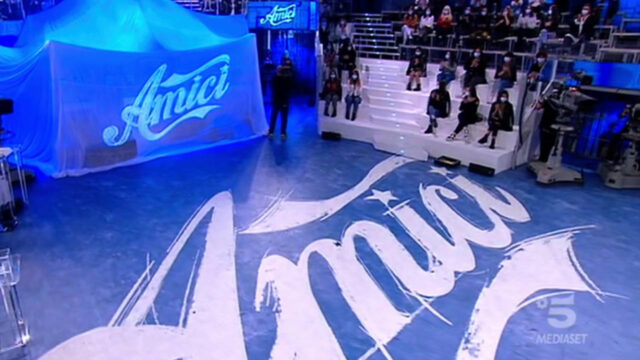 “Troppe delusioni, non ce la faccio” l’amata cantante di Amici annuncia l’addio al canto