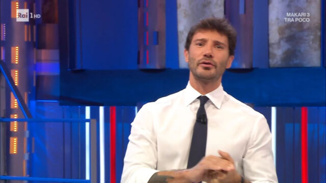 “Ma come si è permesso?!” È bufera su Stefano De Martino ad Affari Tuoi, il gesto del conduttore non è piaciuto a nessuno: cosa ha fatto