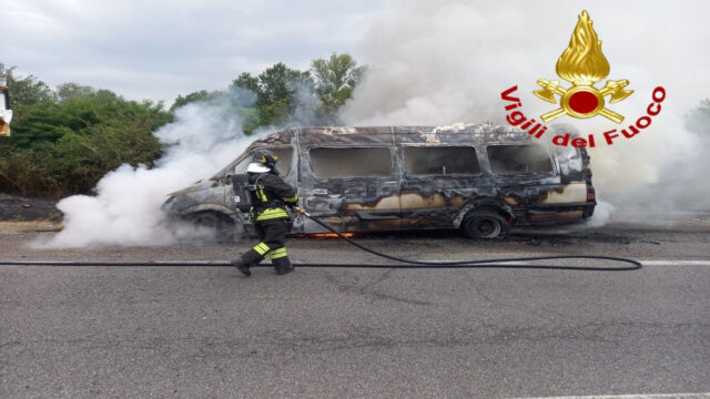 “A bordo alcuni calciatori” Furgone avvolto dalle fiamme, intervengono i Vigili del Fuoco, paura in strada. Dove e cos’è successo