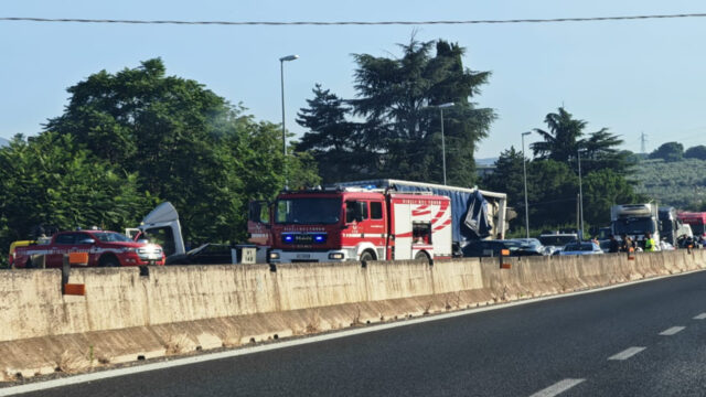 Spaventoso incidente stradale, quattro mezzi coinvolti e diversi feriti. La situazione è seria, dove è successo