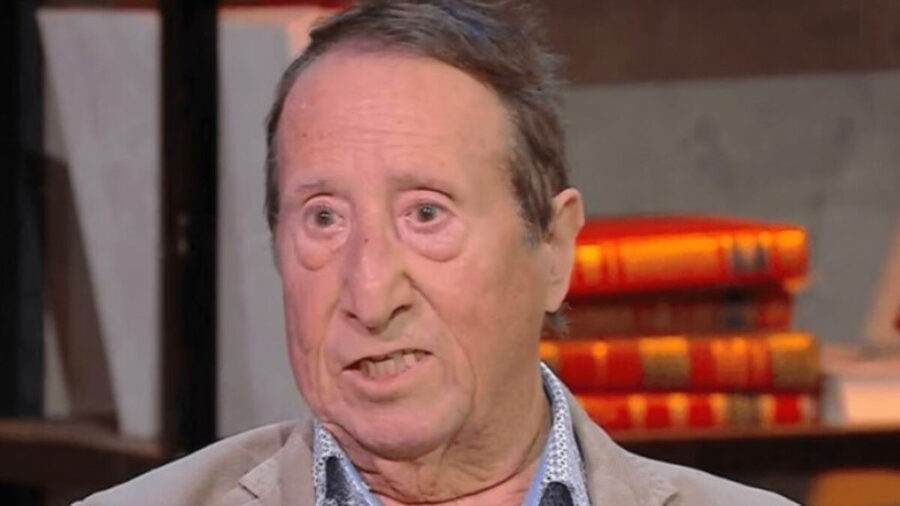 “Questo non è giusto!” Morte Alvaro Vitali, la decisione della famiglia sui funerali fa discutere, è polemica