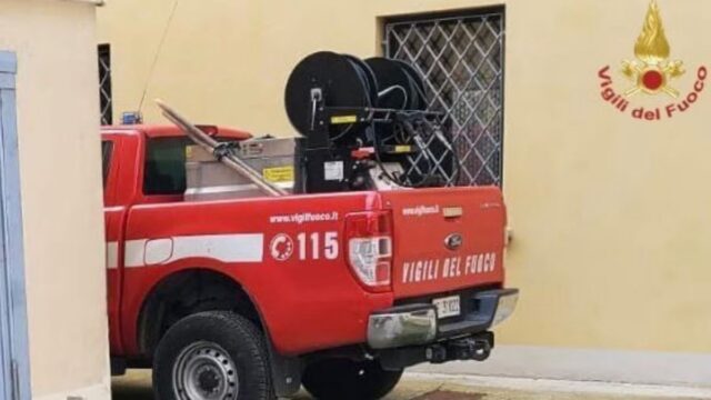 Drammatico schianto tra un’auto e un pick up dei vigili del fuoco, la situazione è seria: dove e cosa è successo