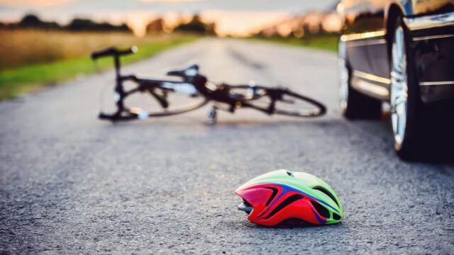 Tragico incidente stradale, muore travolto da un tir: dove e cosa è successo 