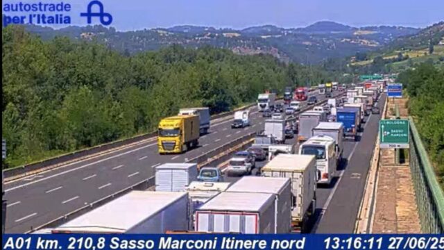 Dramma in autostrada, camion si ribalta, traffico in tilt e code chilometriche: dove e cosa è successo
