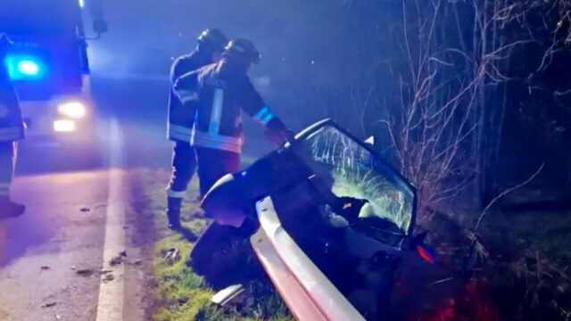 Auto con a bordo 4 giovani si schianta contro un guardrail, finisce in tragedia: dove e cosa è successo