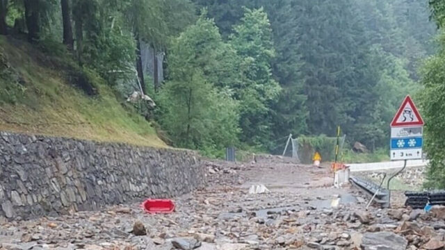 Maltempo in Italia, violento nubifragio provoca frane in rapida successione: l’intera località è isolata. Cosa sta succedendo