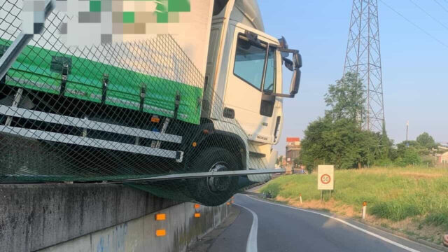 Camion rimane in bilico sulla strada, disagi al traffico e preoccupazione tra gli automobilisti: dove e cosa è successo 