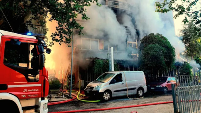 Spaventoso incendio nell’hotel dell’amata località di vacanza, Vigili del Fuoco costretti ad intervenire