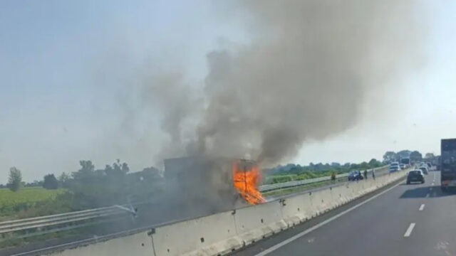 Drammatico incendio in autostrada, fiamme altissime, Vigili del Fuoco costretti ad intervenire: dove e cosa è successo