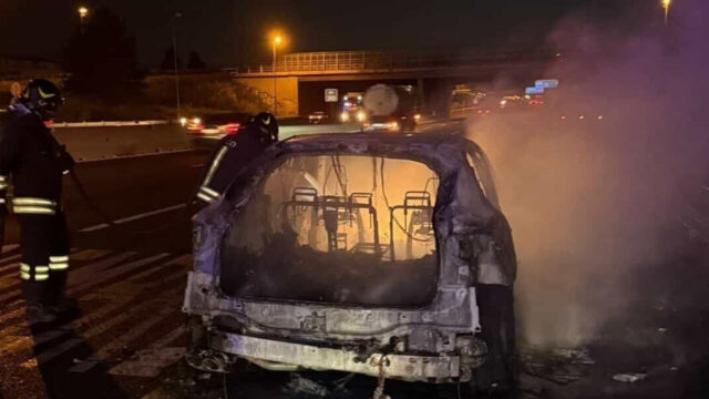 Dramma in strada, auto prende fuoco all’improvviso, panico tra i conducenti: dove e cosa è successo 