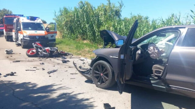 Incidente mortale, tragico schianto tra auto e moto, la vittima era giovanissima: dove e cosa è successo 