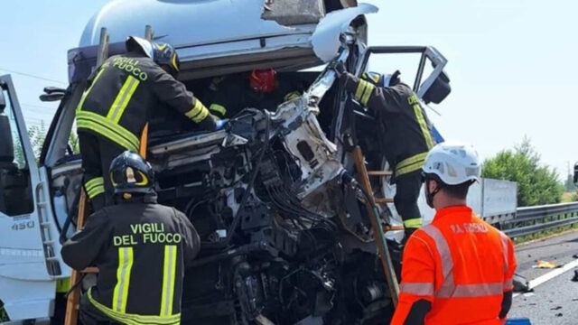 Spaventoso tamponamento in autostrada, impatto devastante: dove e cosa è successo 
