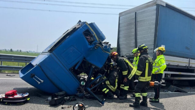 Spaventoso incidente in autostrada, impatto devastante, soccorsi sul posto e traffico in tilt: dove e cosa è successo 