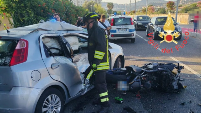 Terribile schianto tra moto e auto, l’impatto è stato devastante, tragico il bilancio: dove e cosa è successo