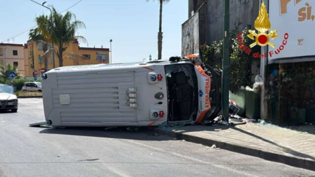 Scontro tra un’auto e un’ambulanza con un ferito a bordo, la situazione è seria: dove e cosa è successo