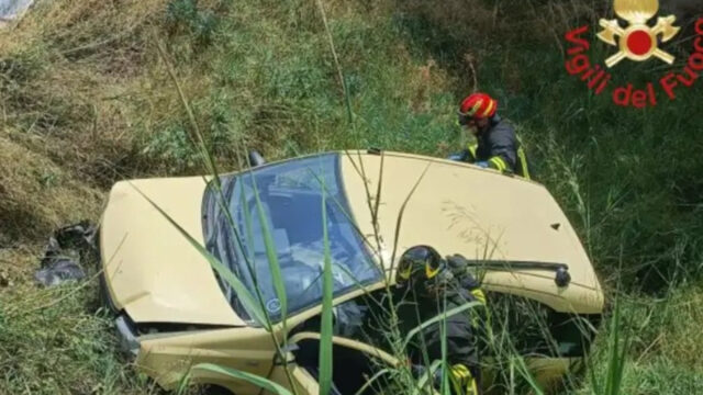 Terribile incidente stradale, esce di strada con la sua auto e finisce in tragedia: dove e cosa è successo 