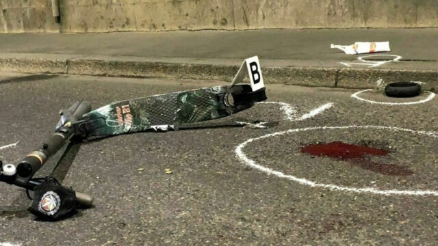 Tragico incidente tra monopattino e auto, il bilancio è triste, la vittima era giovanissima: dove e cosa è successo