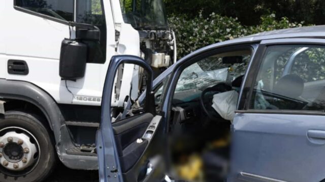 Violento scontro tra auto e camion, morta una donna: dove e cosa è successo