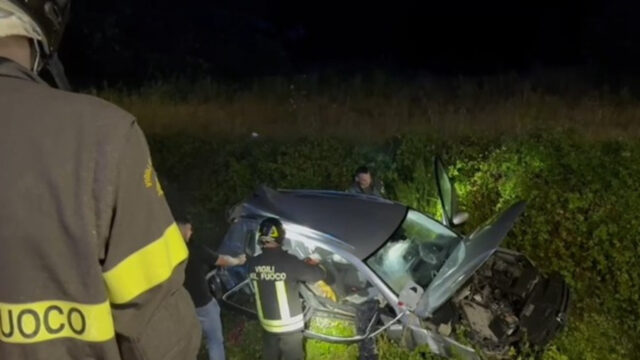 Incidente stradale nella notte, auto si ribalta più volte con due giovani a bordo. La situazione è drammatica