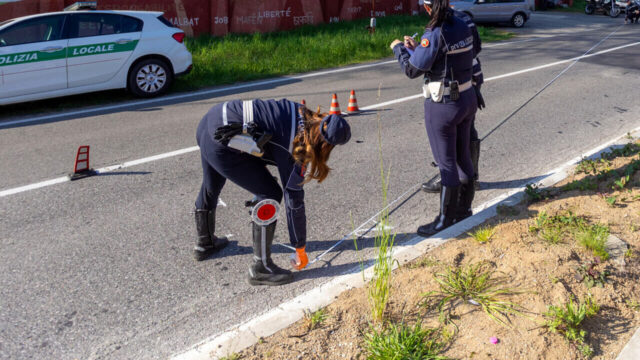 Auto sbanda e finisce nella corsia opposta, finisce in tragedia, la vittima era giovanissima: dove e cosa è successo 